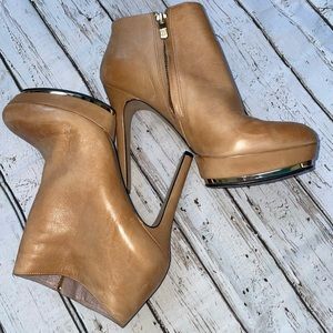 Vince Camuto Leather platform Ankle bootie.